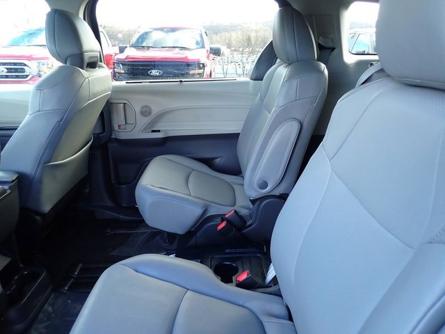 Used 2024 Toyota Sienna XLE image 17