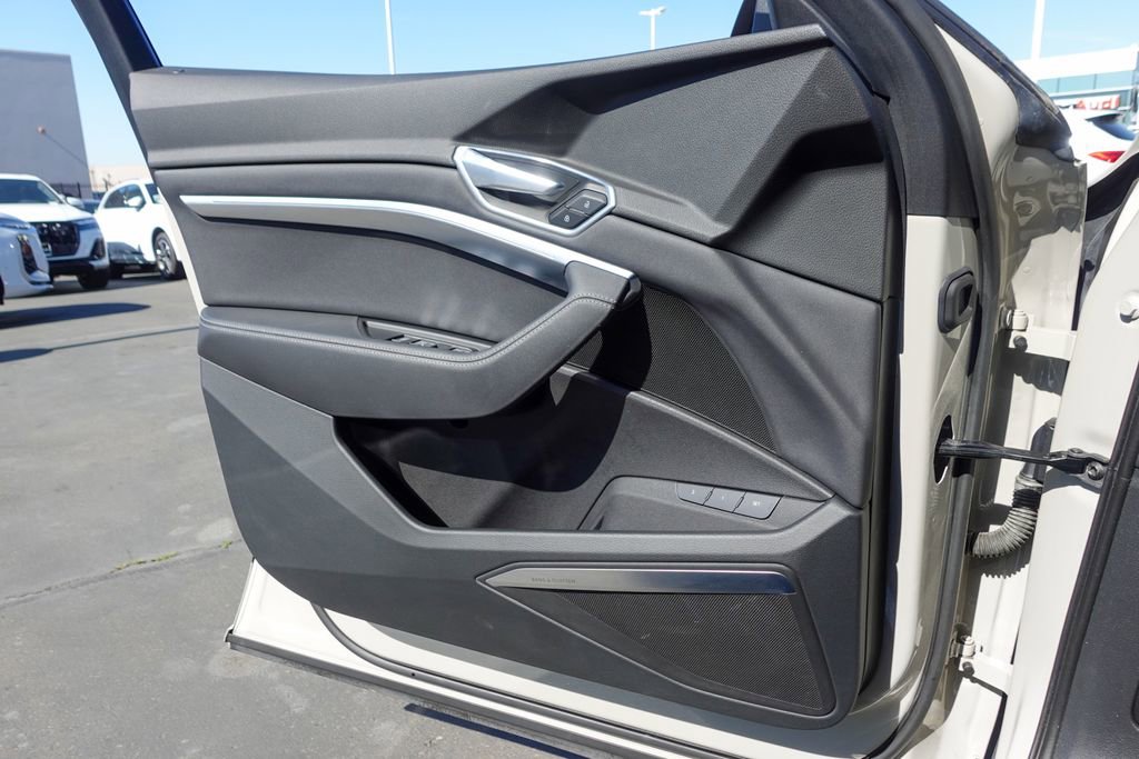 Used 2022 Audi e-tron Premium Plus w/ Premium Plus Package image 19