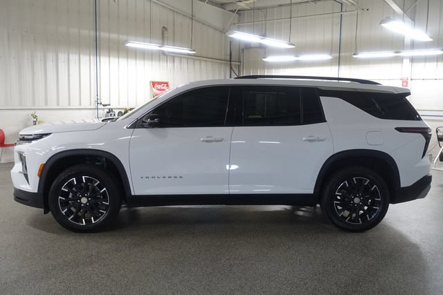 Used 2025 Chevrolet Traverse LT w/ Sun and Wheel Package FWD image 4