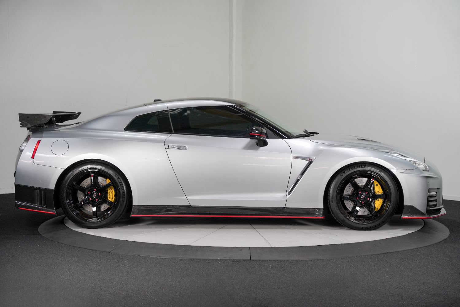 Used 2018 Nissan GT-R NISMO AWD/4WD image 9