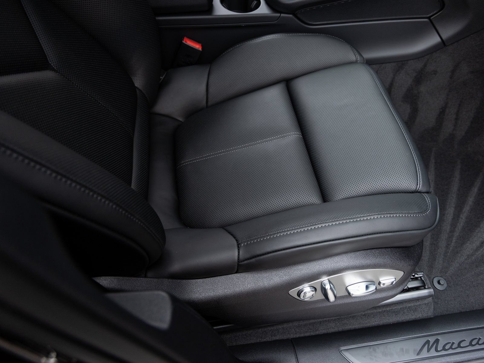 Certified 2026 Porsche Macan AWD/4WD image 34