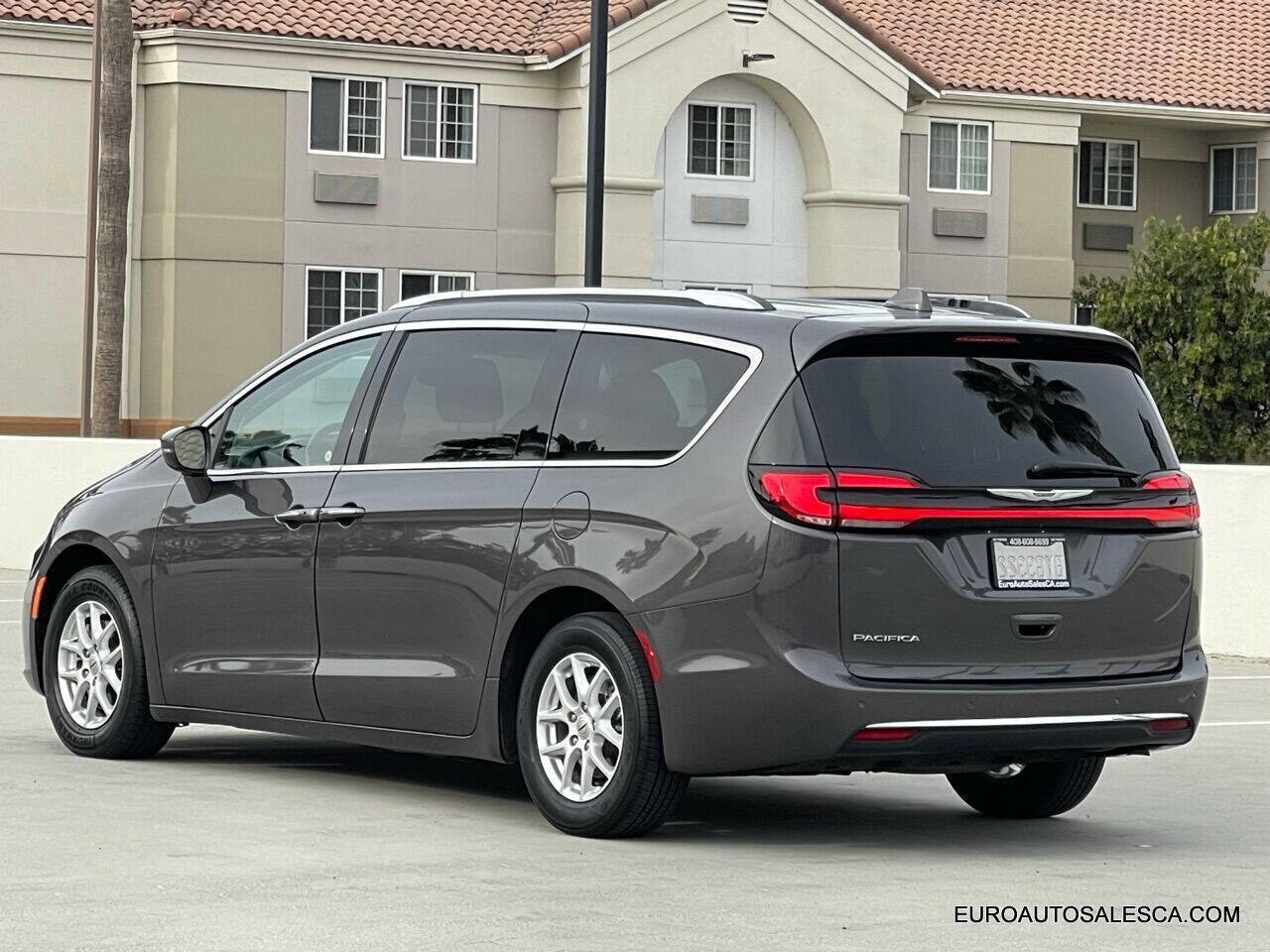 Used 2021 Chrysler Pacifica Touring-L image 6