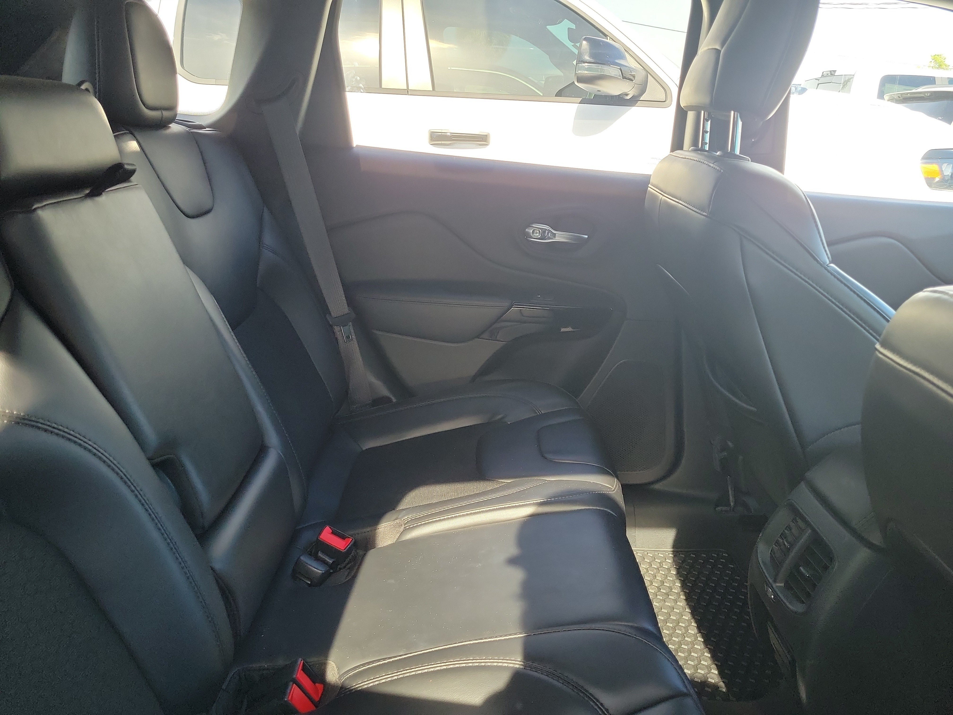 Used 2020 Jeep Cherokee Latitude Plus AWD/4WD image 9
