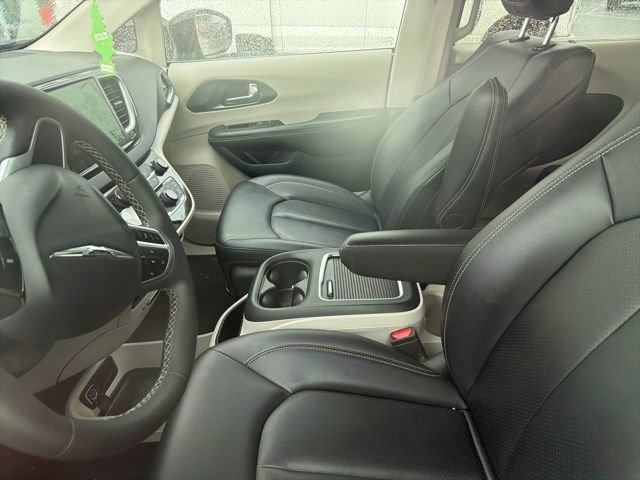 Used 2024 Chrysler Pacifica Touring-L FWD image 10