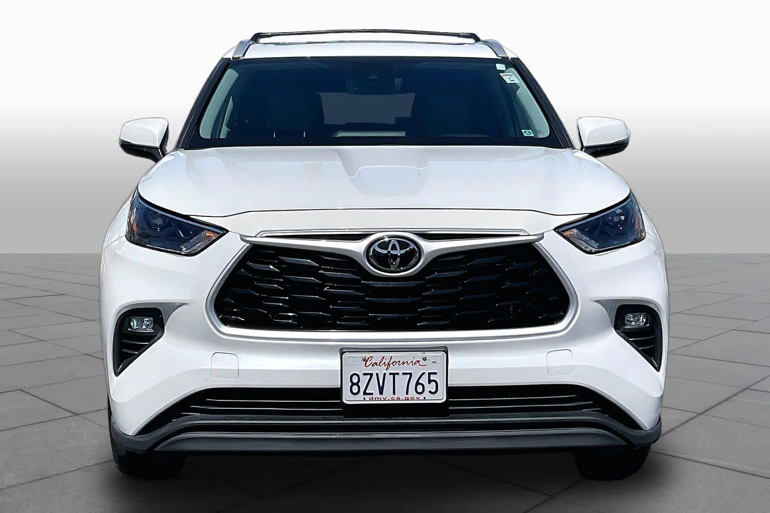 Used 2022 Toyota Highlander XLE FWD image 3