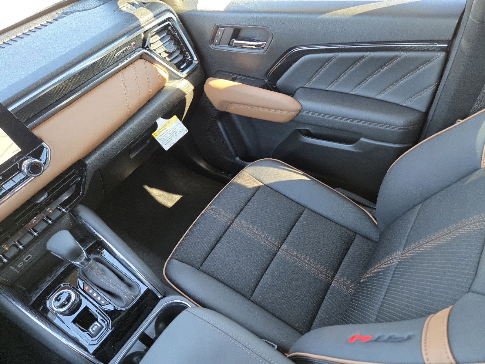 Used 2024 GMC Canyon AT4 w/ Technology Package AWD/4WD image 14