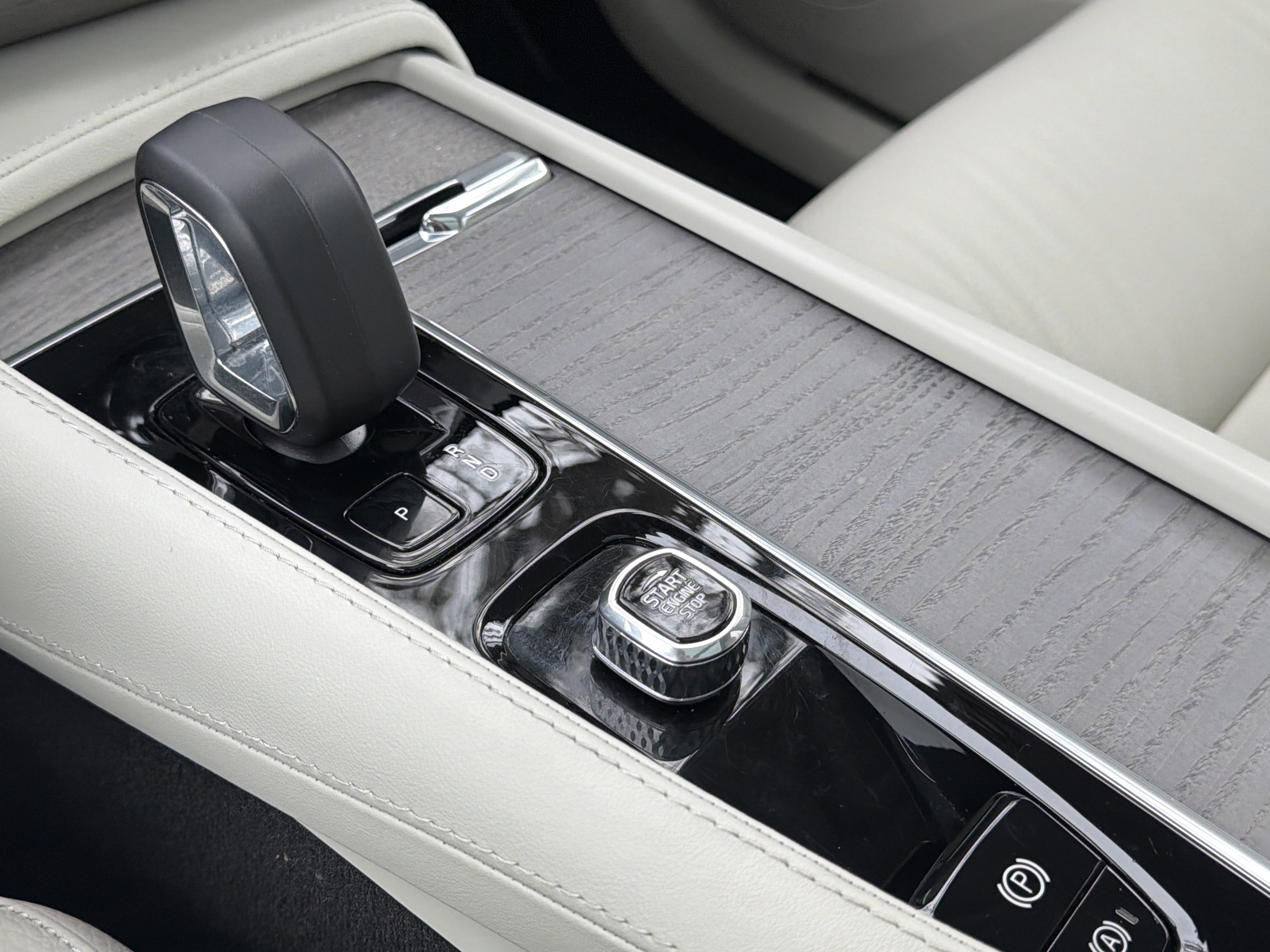 Certified 2024 Volvo XC90 T8 Plus w/ Protection Package Premier image 26