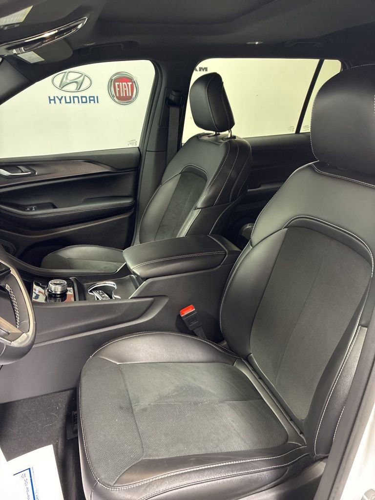 Used 2025 Jeep Grand Cherokee L Altitude image 10