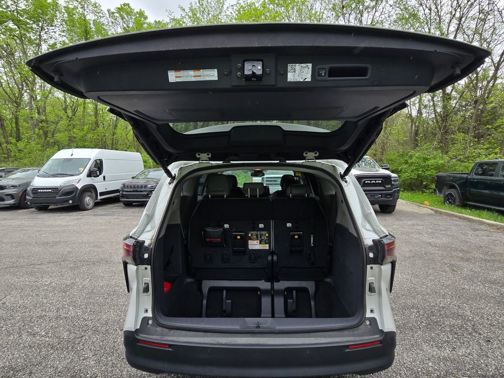 Used 2023 Toyota Sienna XLE FWD image 20