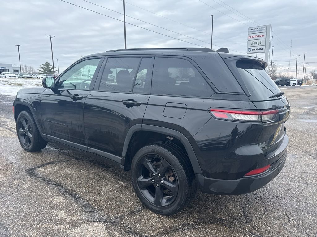 Used 2023 Jeep Grand Cherokee Altitude image 3