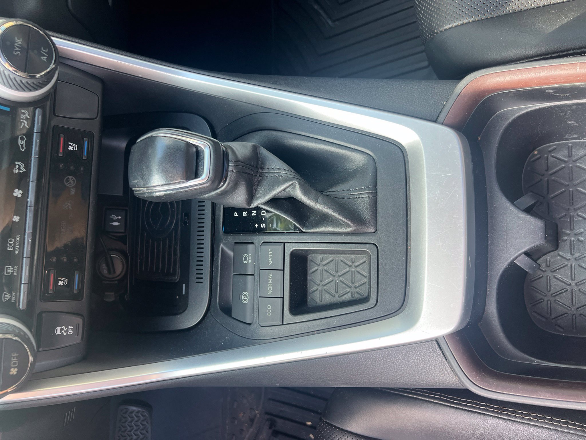 Used 2019 Toyota RAV4 Limited w/ Advanced Technology Package FWD image 18
