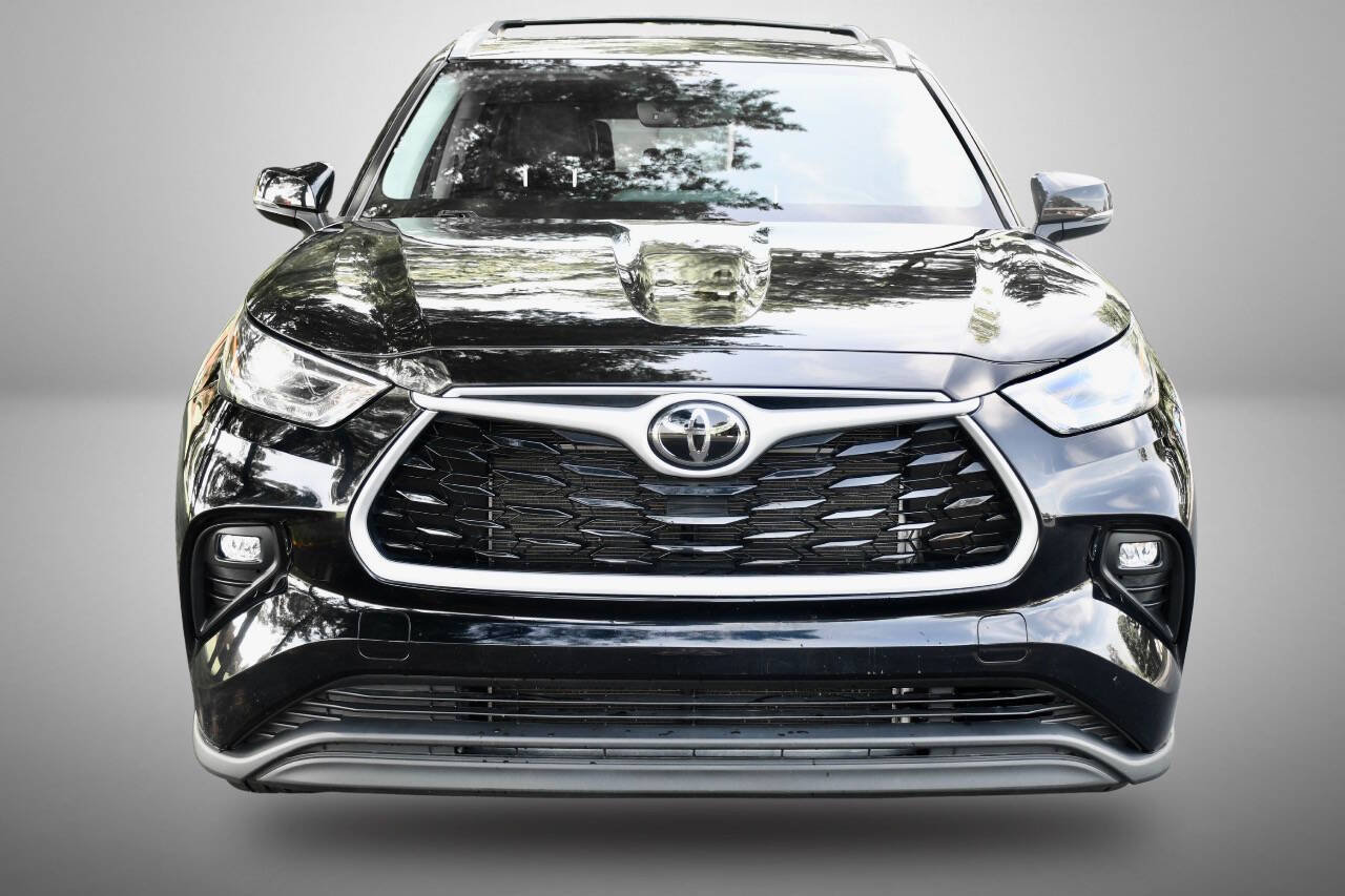 Used 2022 Toyota Highlander XLE AWD/4WD image 10
