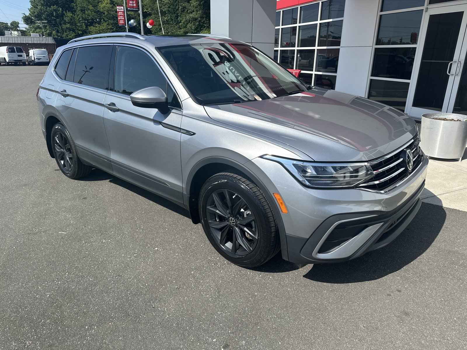 Used 2024 Volkswagen Tiguan SE FWD image 2