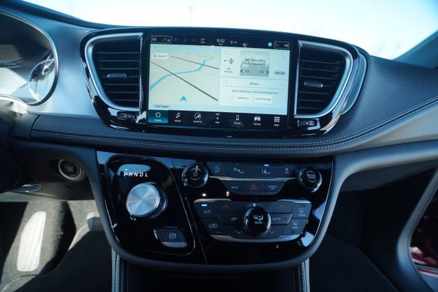 New 2026 Chrysler Pacifica Limited w/ Uconnect Theater Family Group image 31