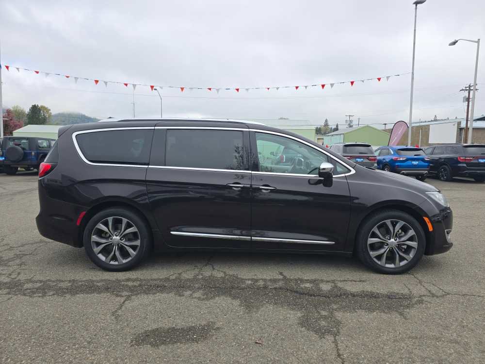 Used 2017 Chrysler Pacifica Limited w/ UConnect Theater Package image 6