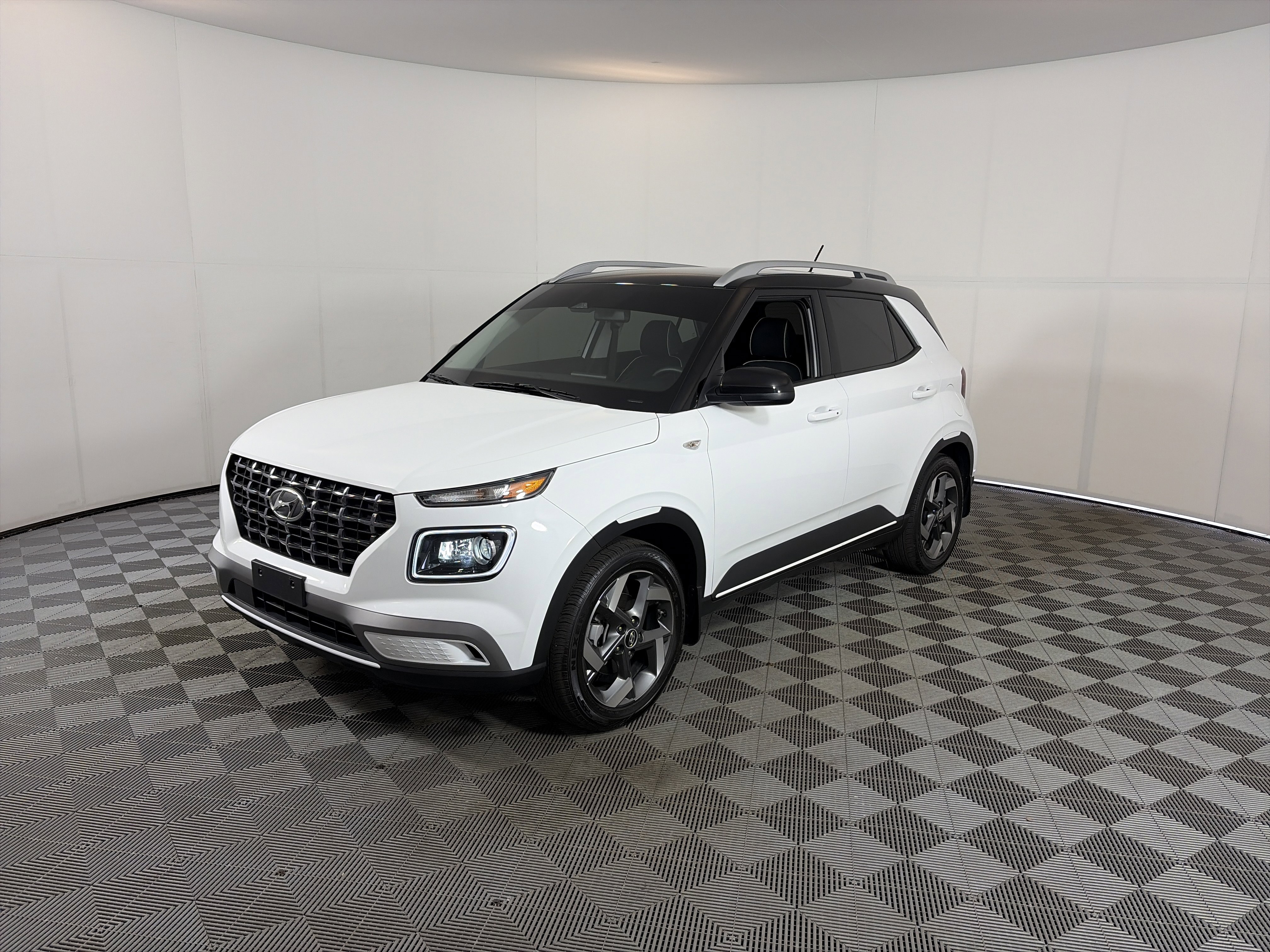 Used 2025 Hyundai Venue Limited image 3