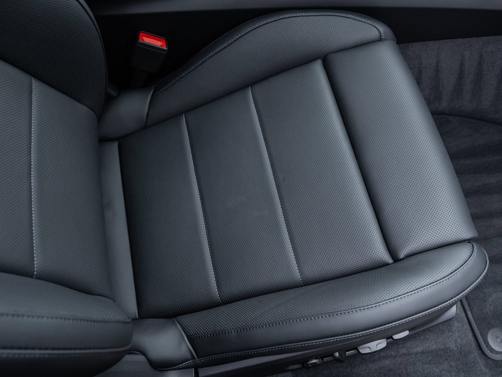 Certified 2025 Porsche Macan Electric RWD image 42