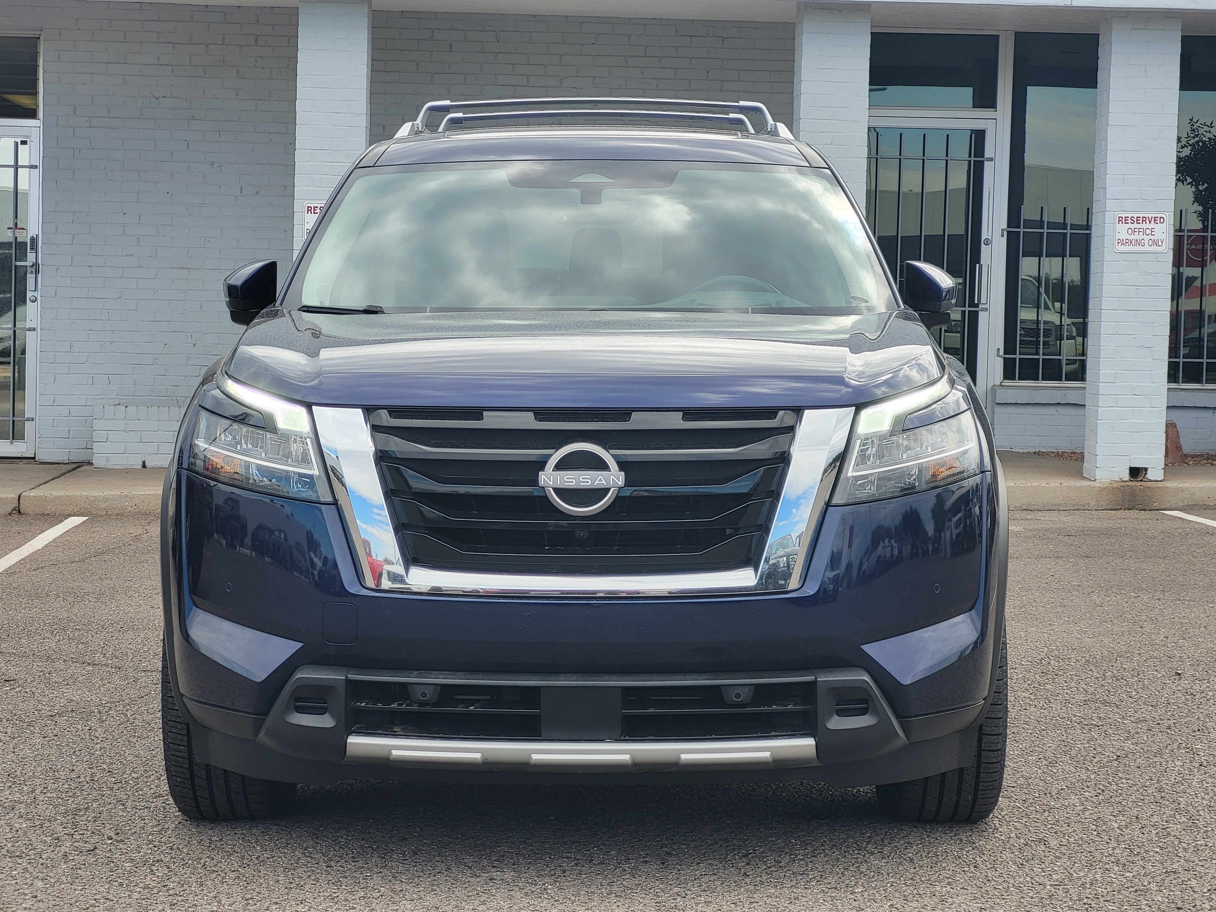Certified 2023 Nissan Pathfinder Platinum FWD image 2