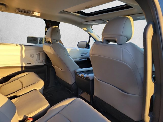 Used 2026 Toyota Sienna XLE FWD image 24
