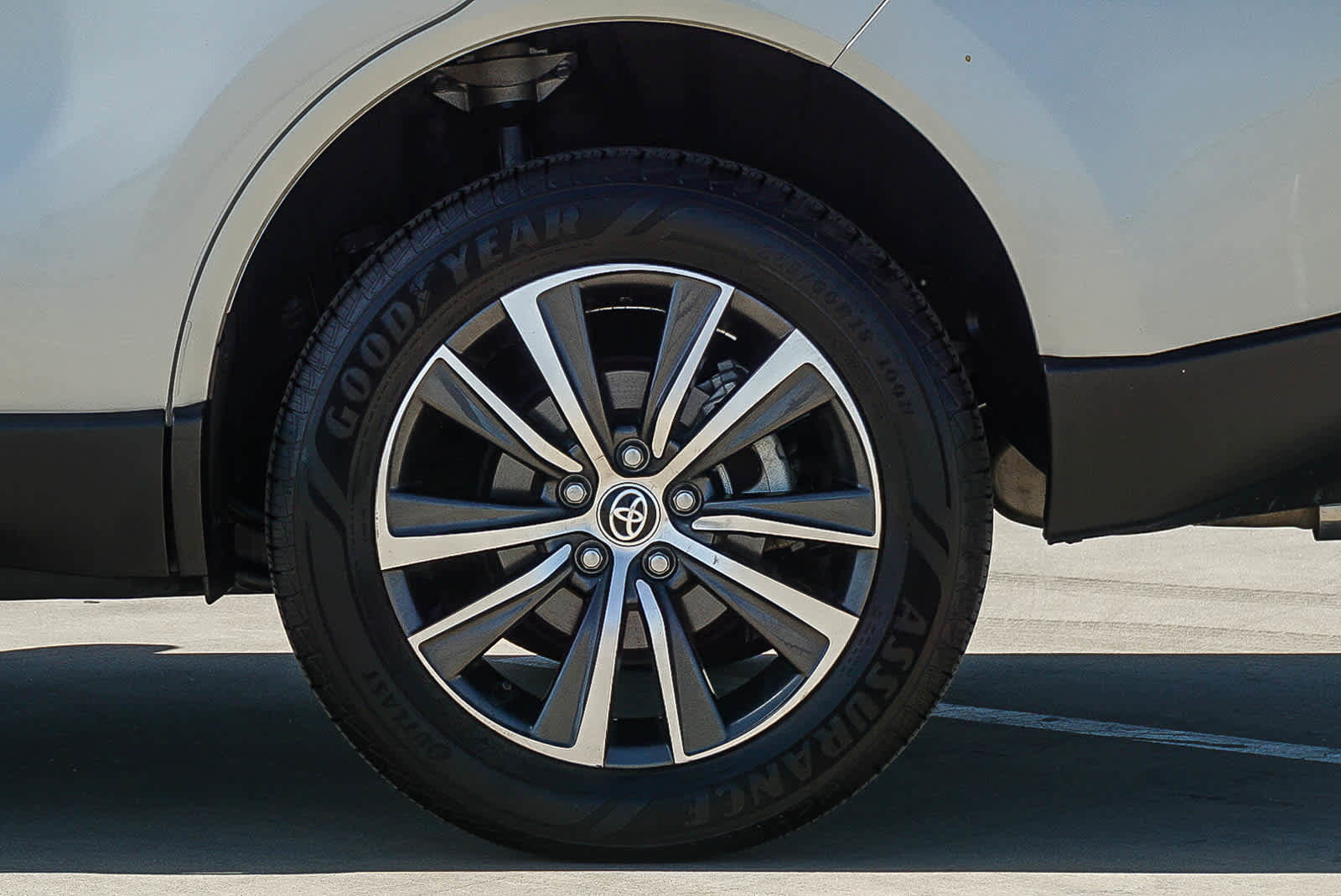 Used 2021 Toyota Venza LE w/ Carpet Mat Package (TMS) AWD/4WD image 10