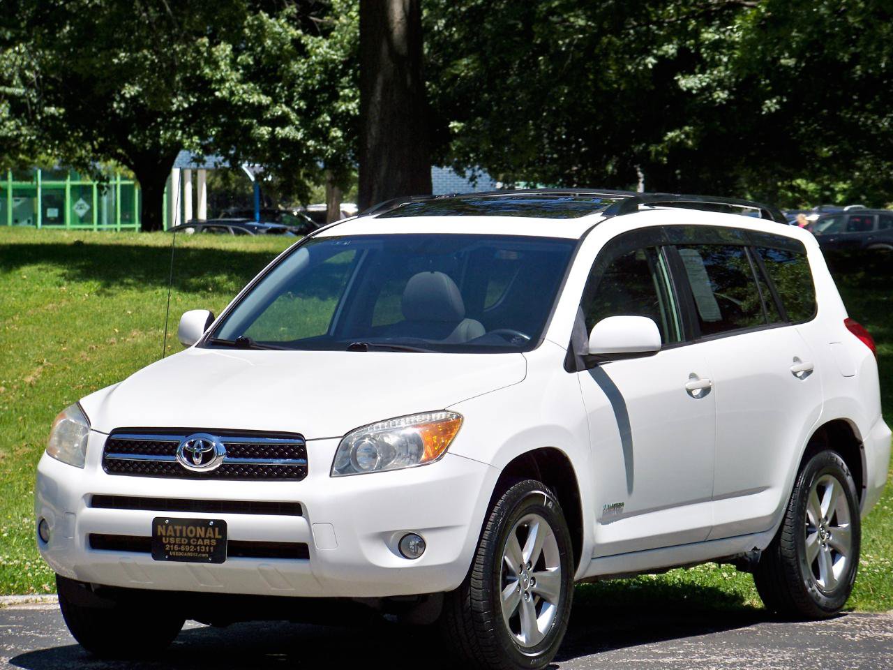Used 2008 Toyota RAV4 Limited AWD/4WD image 2