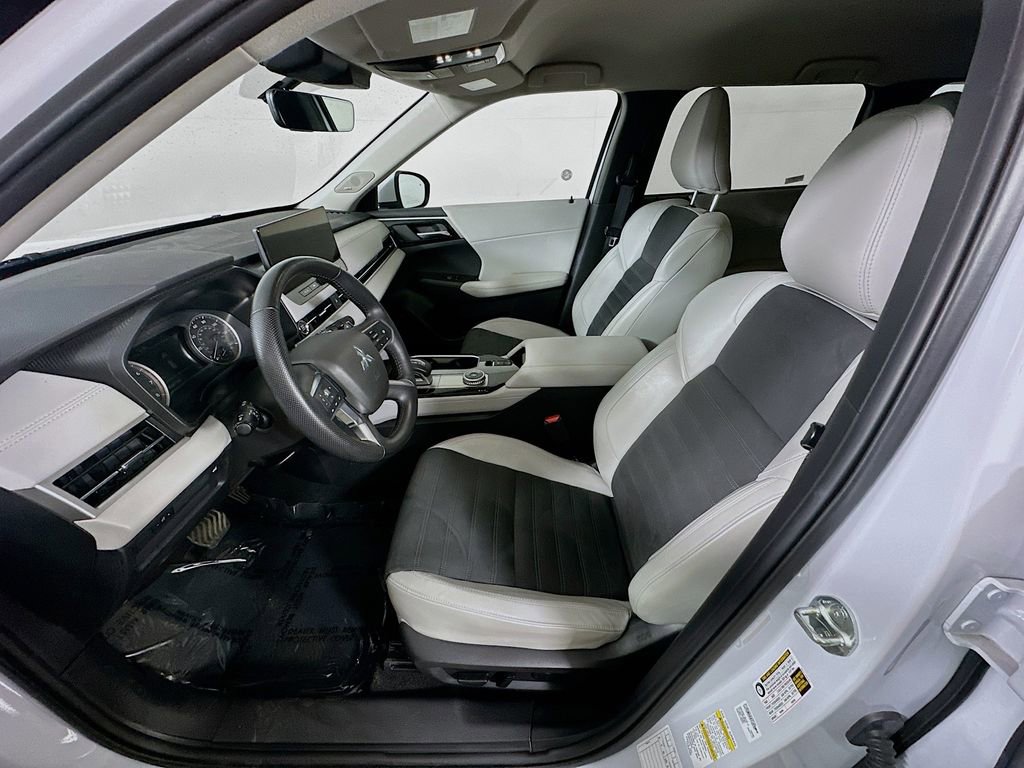Used 2025 Mitsubishi Outlander SE FWD image 16
