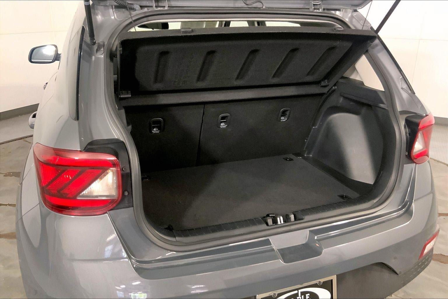Used 2025 Hyundai Venue SEL FWD image 4