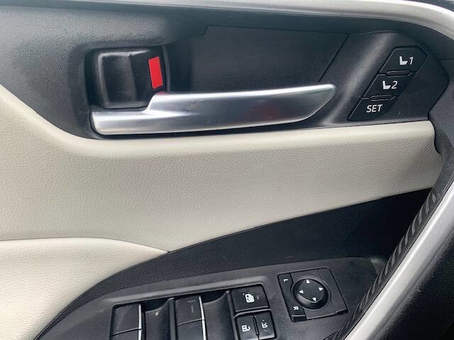 Used 2021 Toyota RAV4 XLE Premium image 16