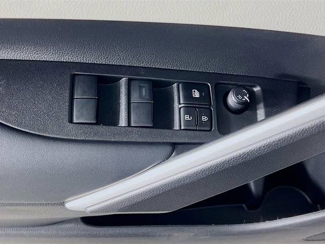 Used 2025 Toyota Corolla Cross L image 11