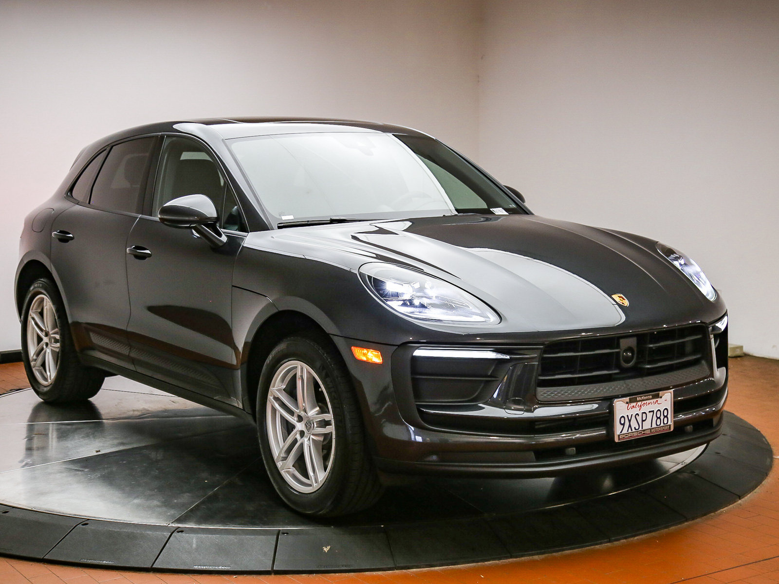 Certified 2026 Porsche Macan AWD/4WD image 4