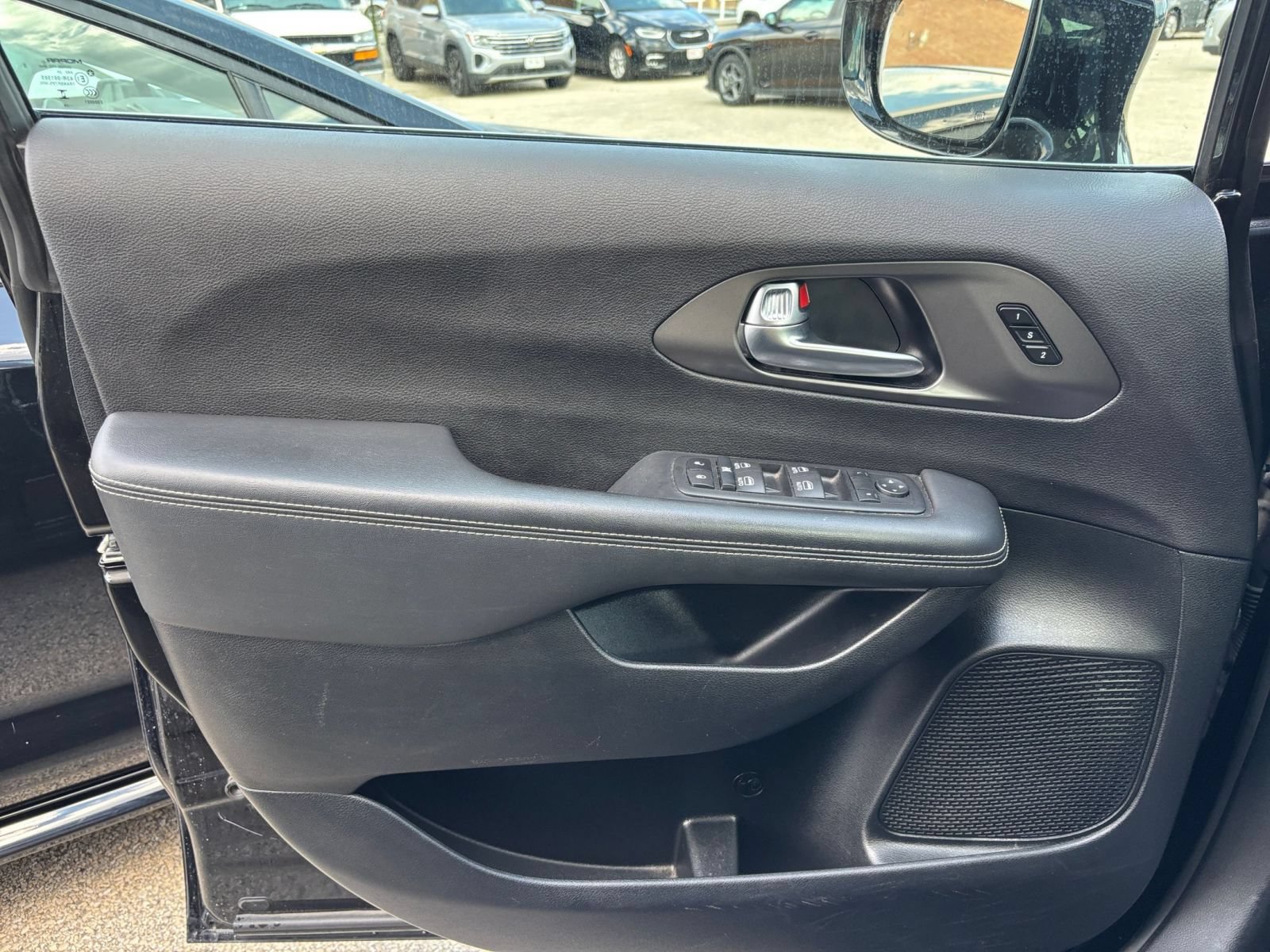 Used 2025 Chrysler Pacifica Select FWD image 18