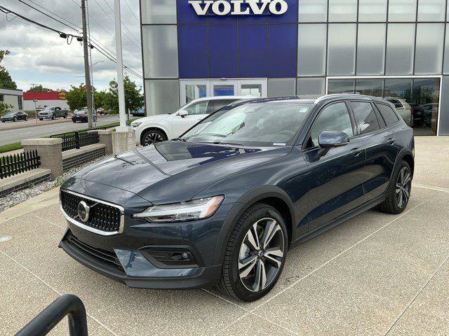 Certified 2026 Volvo V60 B5 Cross Country Plus w/ Climate Package AWD/4WD image 2