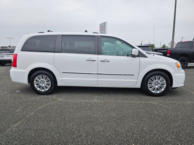 Used 2015 Chrysler Town & Country Limited FWD image 2