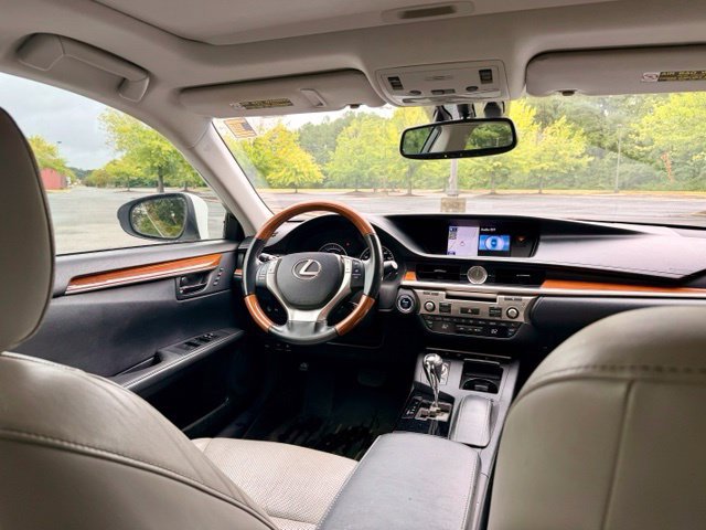 Used 2013 Lexus ES 300h w/ Luxury Pkg FWD image 19