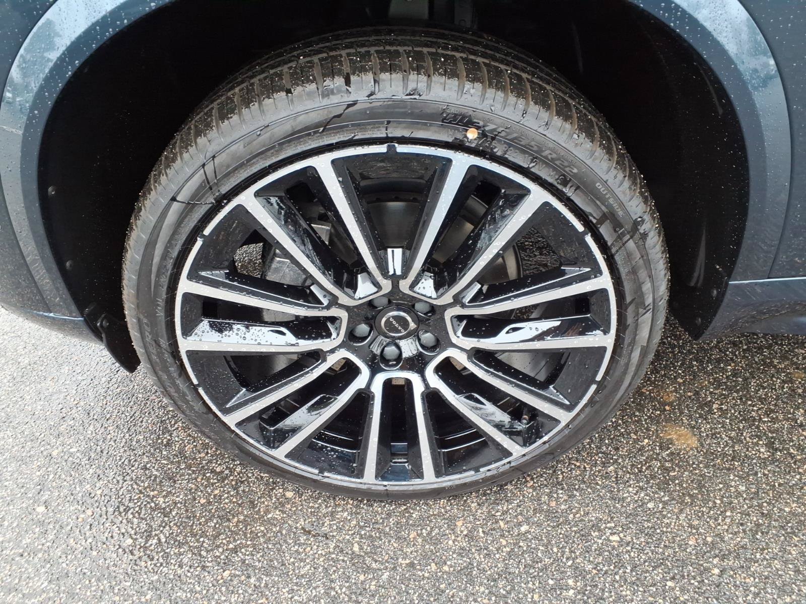 New 2026 Volvo XC90 B6 Plus w/ Protection Package Premier AWD/4WD image 11