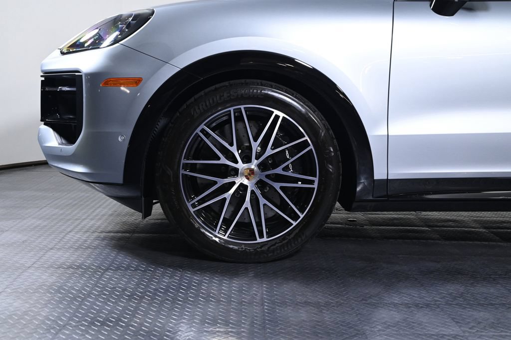 Certified 2025 Porsche Cayenne GTS AWD/4WD image 27