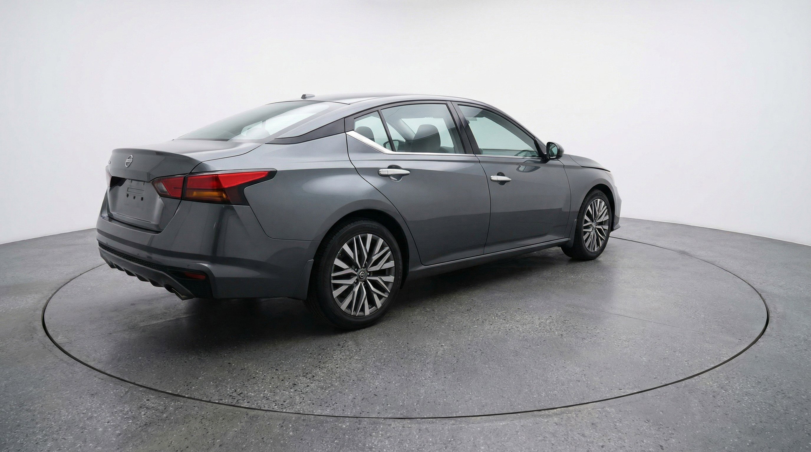 Used 2025 Nissan Altima 2.5 SV image 9
