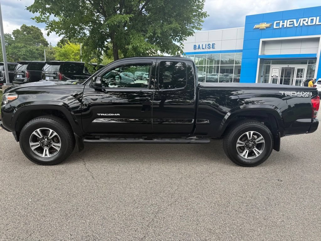 Used 2017 Toyota Tacoma TRD Sport w/ Tow Package (A/T) AWD/4WD image 2