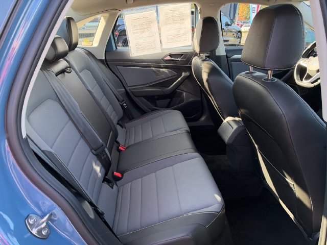 Used 2025 Volkswagen Jetta SE FWD image 10