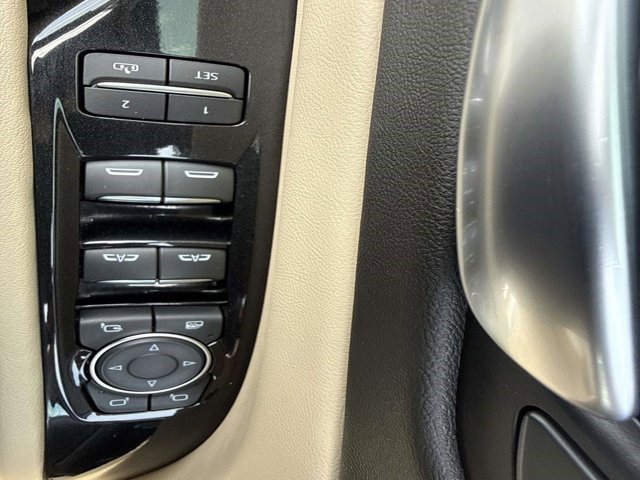 Used 2023 Cadillac Escalade Premium Luxury AWD/4WD image 25