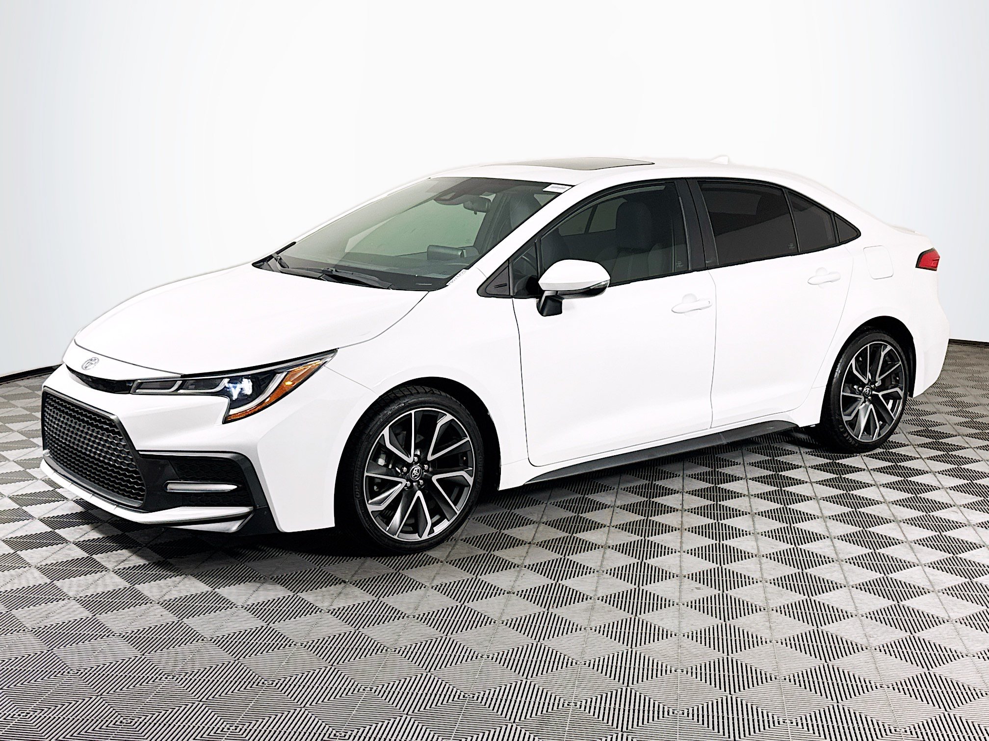 Used 2020 Toyota Corolla SE w/ SE Premium Package FWD image 4