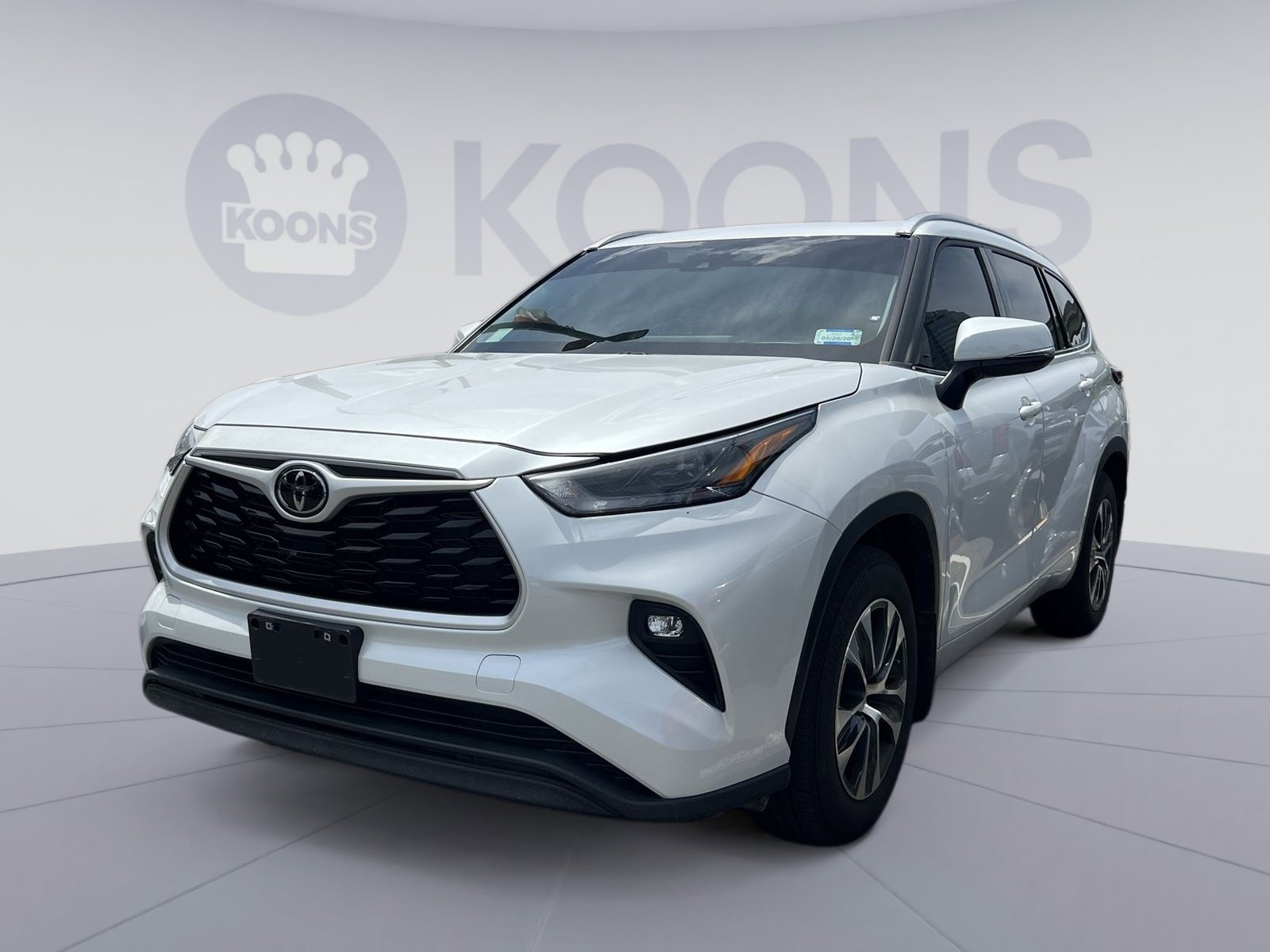 Used 2023 Toyota Highlander XLE FWD image 1