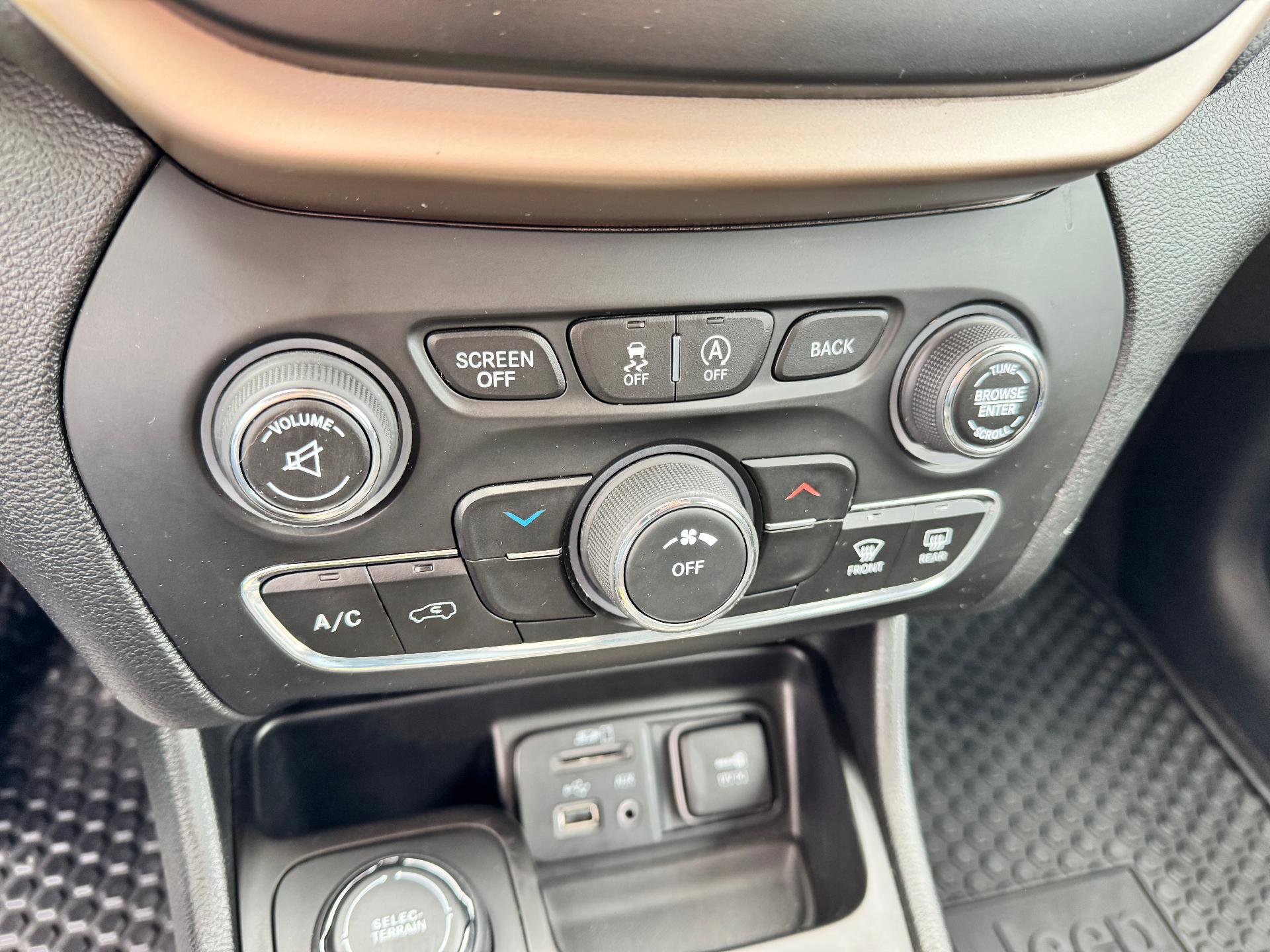 Used 2018 Jeep Cherokee Latitude w/ Cold Weather Group image 29