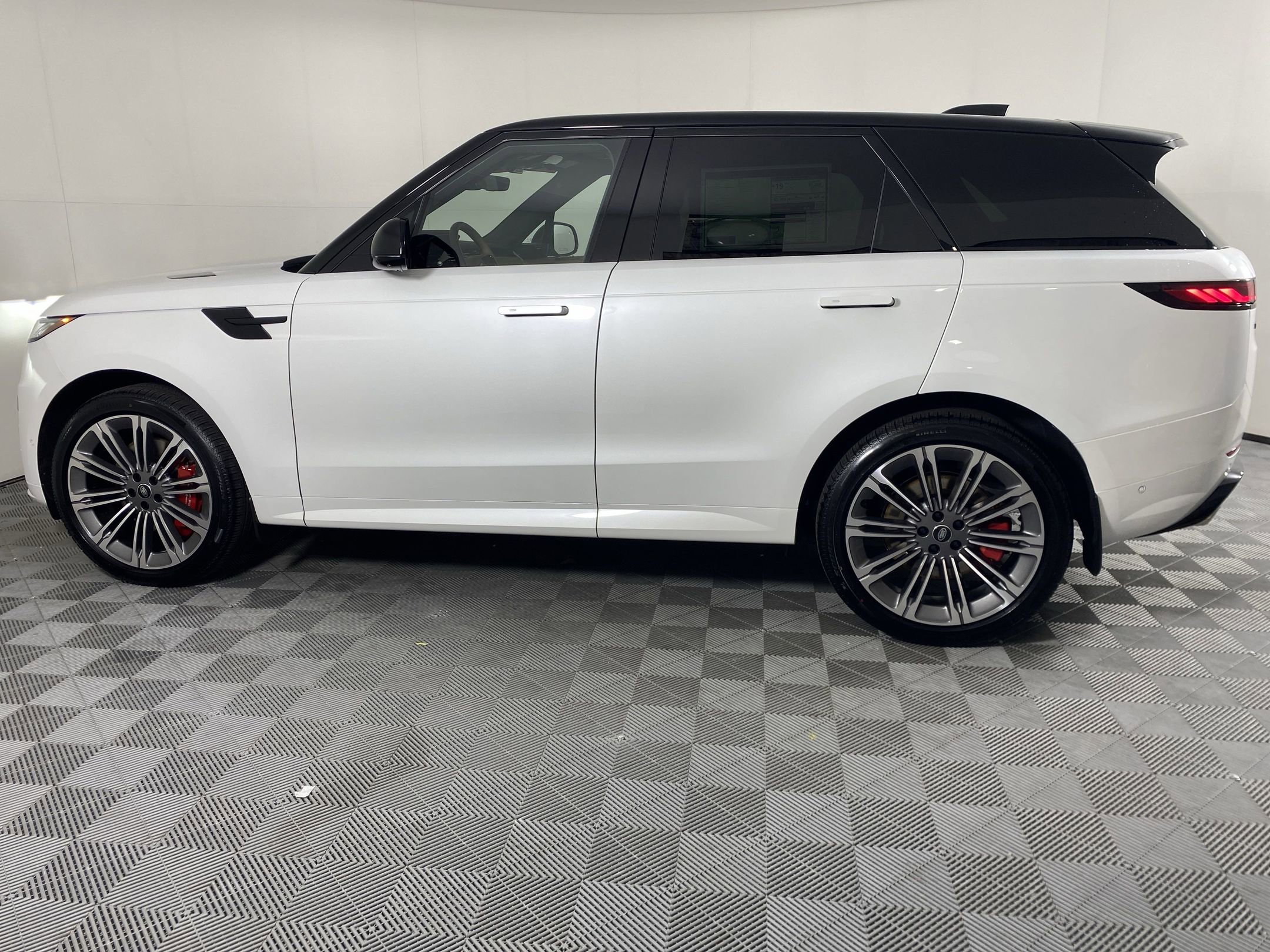 New 2025 Land Rover Range Rover Sport Dynamic SE image 2