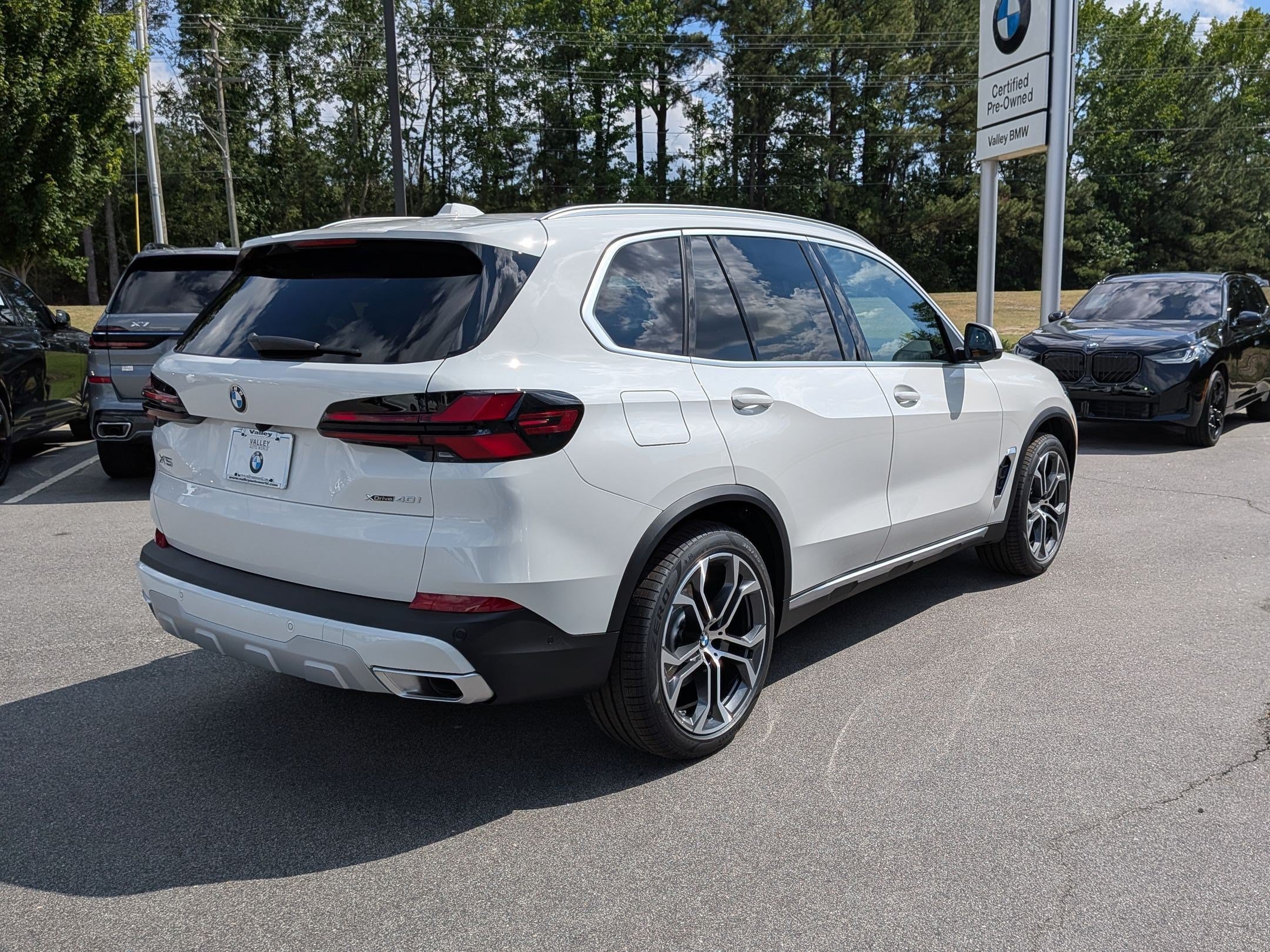 New 2026 BMW X5 xDrive40i w/ Premium Package AWD/4WD image 3