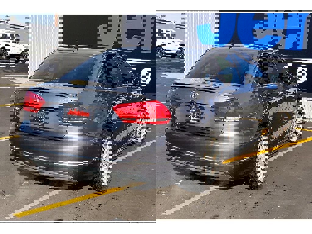 Used 2014 Volkswagen Passat TDI SEL Premium image 15