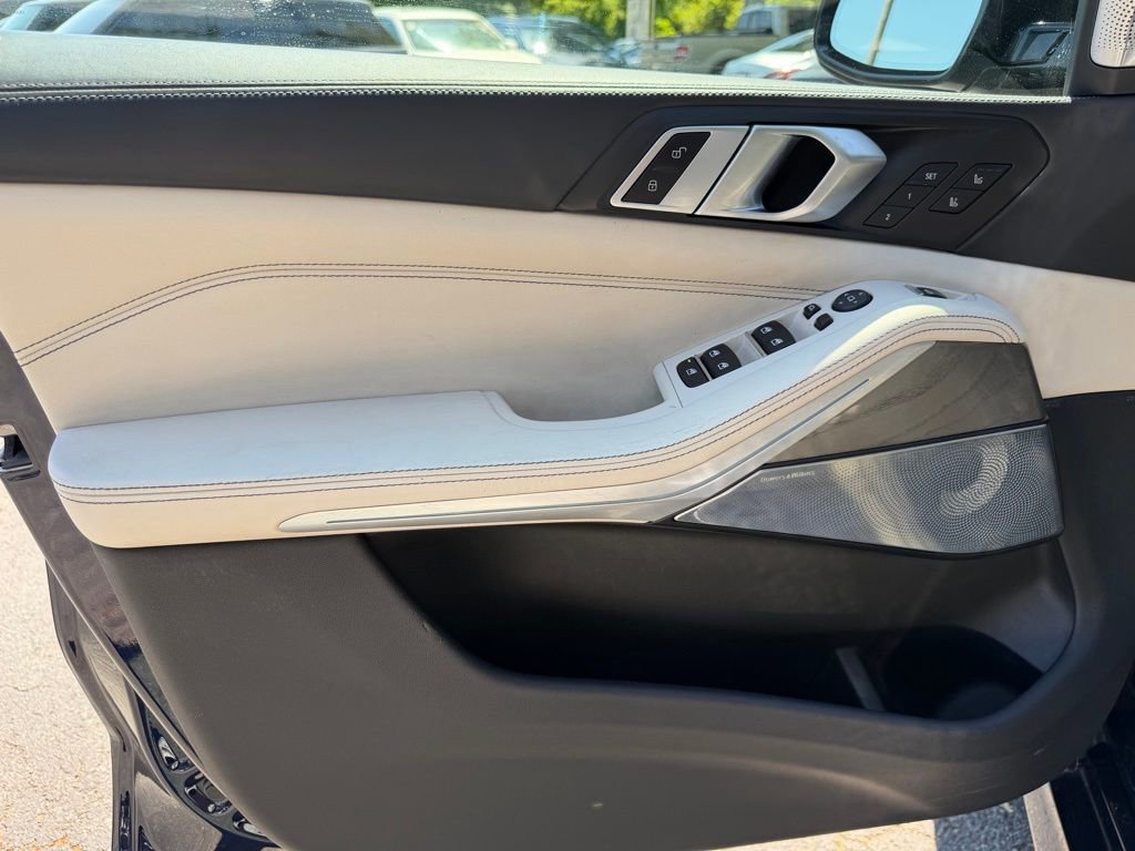 Used 2021 BMW X5 M50i w/ Executive Package image 12