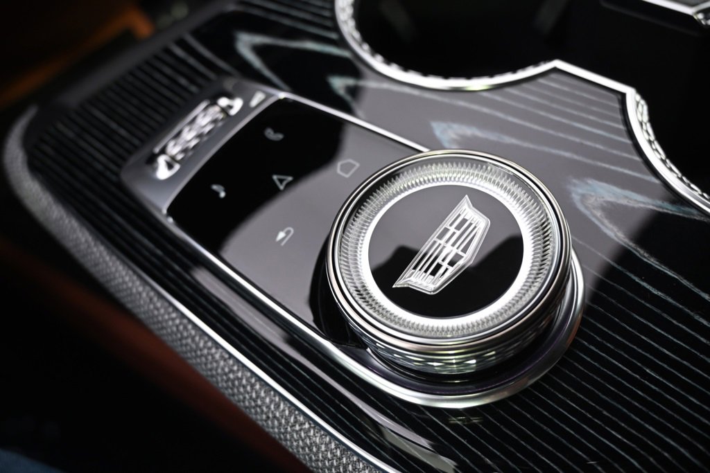 New 2026 Cadillac Optiq Sport 2 image 32