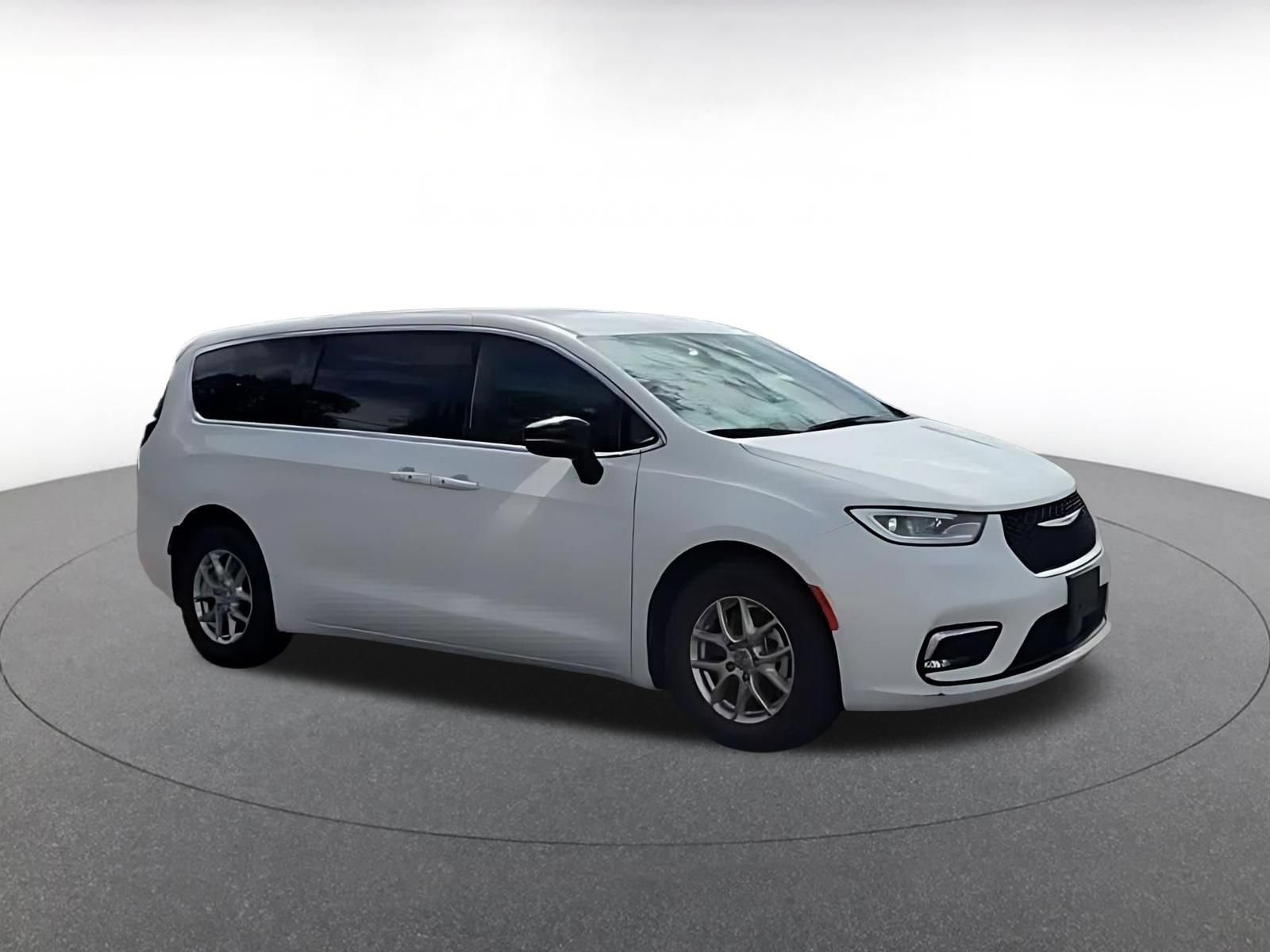 Used 2025 Chrysler Pacifica Select FWD image 2