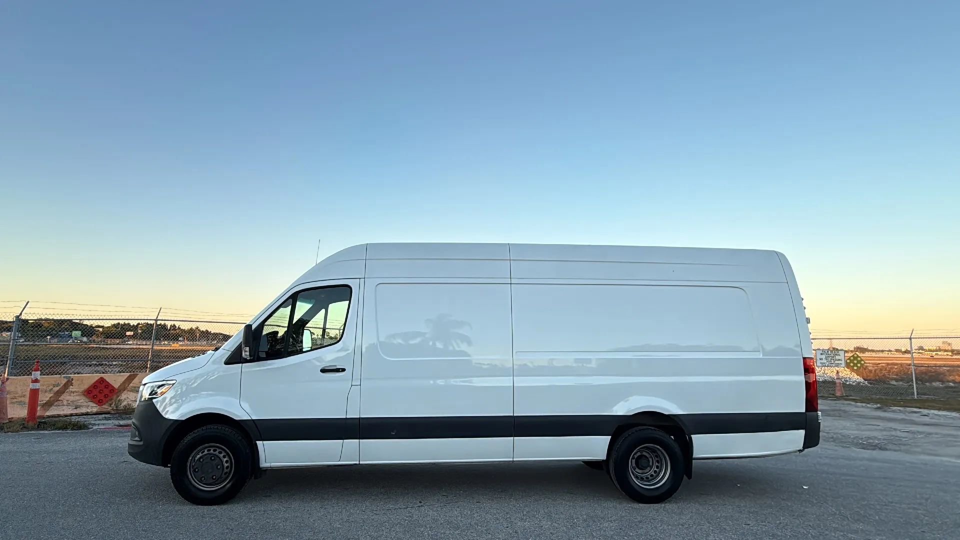 Used 2023 Mercedes-Benz Sprinter 4500 image 2